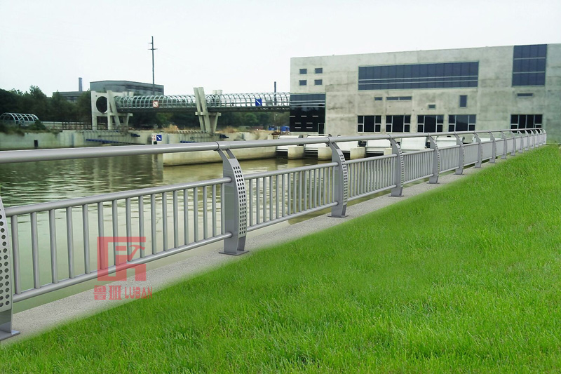 河边钢护栏